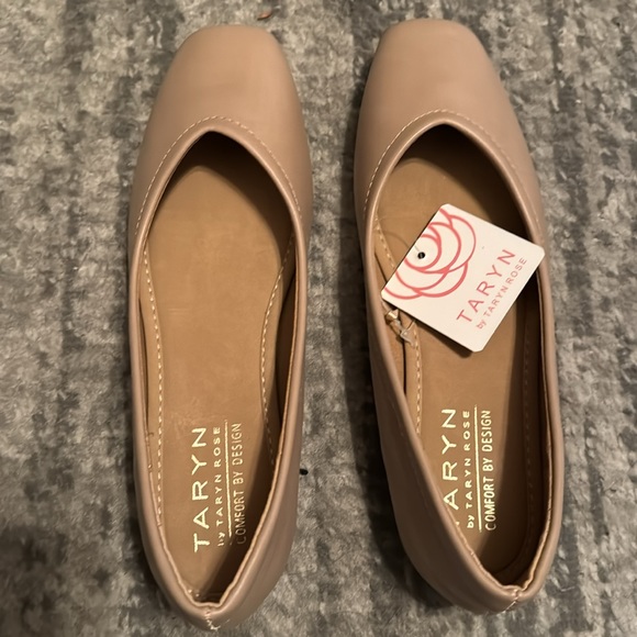 Taryn Rose Women's Faux Leather Flats Shoes NIB Beige Nude FITS LIKE A 6-7 size - Picture 8 of 13